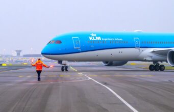 Warum KLM ihre Dreamliner-Flotte konsequent ausbaut Landung eines der großen Flugzeuge in Amsterdam. Der Jet wird von einem Mann des Bodenpersonals zum Slot eingewiesen. In der Flotte von KLM befinden sich mit „Corpus“ jetzt insgesamt 28 Dreamliner
