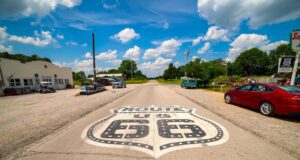 Route 66: Auf den Spuren der Mother Road Autostraßen Route 66 mit dem Symbol des Straßennamens