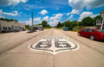 Route 66: Auf den Spuren der Mother Road Autostraßen Route 66 mit dem Symbol des Straßennamens