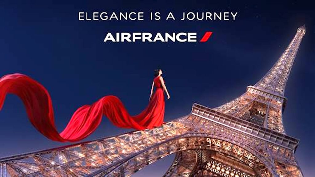 Air-France-Kampagne: Eleganz neu definiert. Eine Frau in einem langen roten Kleid bei besteigt den schief gelegten Eiffelturm