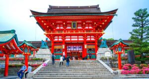 Warum Asien als Reiseziel jetzt beliebt ist Asien: Rote Tempelanlagen in Kyoto, Japan.