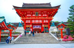 Warum Asien als Reiseziel jetzt beliebt ist Asien: Rote Tempelanlagen in Kyoto, Japan.