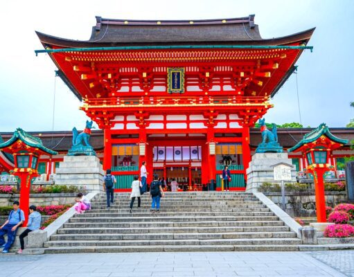Warum Asien als Reiseziel jetzt beliebt ist Asien: Rote Tempelanlagen in Kyoto, Japan.