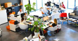 RateHawk & BOSYS: Hotel-Booking direkt in UI.Office Nahtlose Anbindung: RateHawk-Inhalte fließen jetzt direkt in die BOSYS-Kun frau-im-schwarzen-hemd-das-auf-stuhl-vor-computer-sitzt