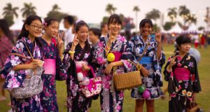 Japan: Das Top-Reiseziel für 2026 entdecken Japan: Mehrere japanische Frauen winken dem Fotografen zu
