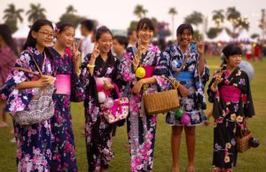 Japan: Das Top-Reiseziel für 2026 entdecken Japan: Mehrere japanische Frauen winken dem Fotografen zu