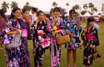 Japan: Das Top-Reiseziel für 2026 entdecken Japan: Mehrere japanische Frauen winken dem Fotografen zu