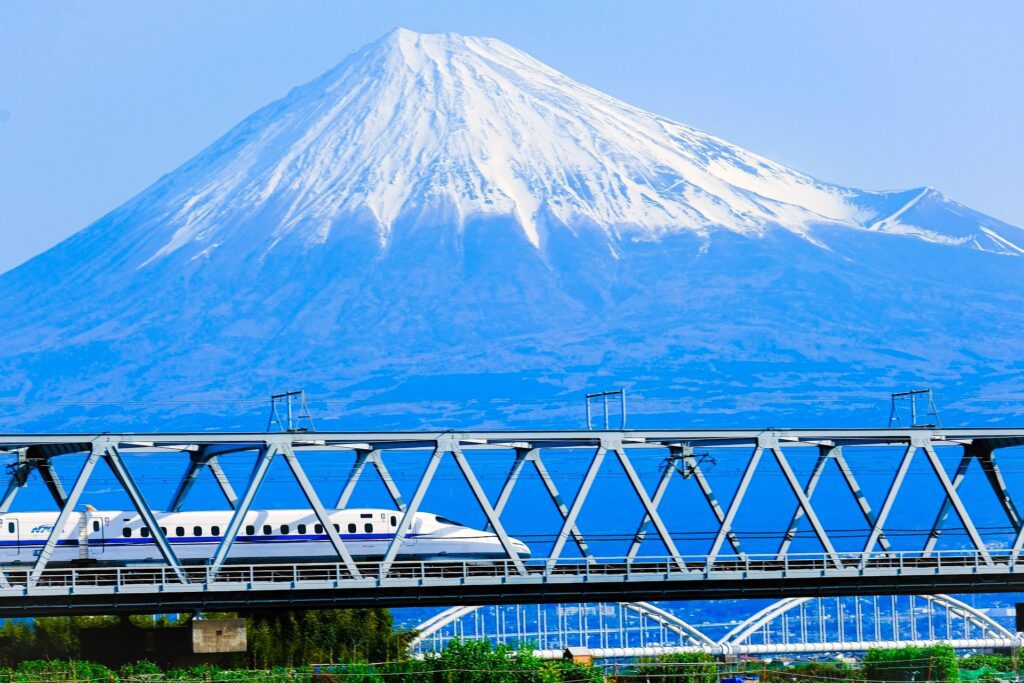 Shinkansen-Hochgeschwindigkeitszüge sind der schnellste Weg, um Japan zu entdecken. Die Züge bewegen sich mit einer Höchstgeschwindigkeit von bis zu b320 km/h vorbei am Mount Fuji 