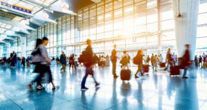 Faszination Flughafen: Das Herz der globalen Mobilität Faszination Flughafen, Menschen eilen zum Check in Airport, People, Business