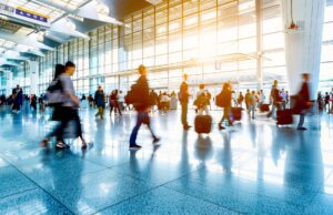 Faszination Flughafen: Das Herz der globalen Mobilität Faszination Flughafen, Menschen eilen zum Check in Airport, People, Business