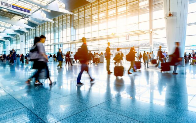 Faszination Flughafen, Menschen eilen zum Check in Airport, People, Business