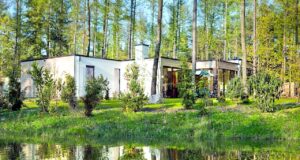 Erdgebundenes Reisen und Nachhaltigkeit: Neuer Trend zur Nähe Erdgebundenes Reisen Nachhaltigkeit Center Parcs: Eine Familienvilla an einem See in einem Center Parc