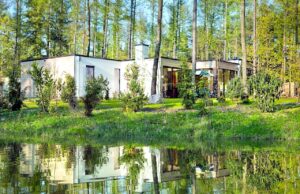 Erdgebundenes Reisen und Nachhaltigkeit: Neuer Trend zur Nähe Erdgebundenes Reisen Nachhaltigkeit Center Parcs: Eine Familienvilla an einem See in einem Center Parc