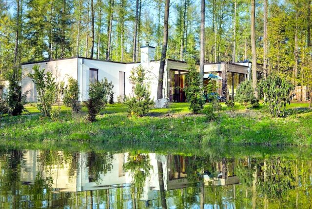 Erdgebundenes Reisen Nachhaltigkeit Center Parcs: Eine Familienvilla an einem See in einem Center Parc