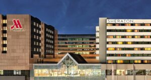 Direkte Hotel-Anbindung am Airport FRA Direkte Hotel-Anbindung: Frankfurt Marriott Airport Hotel und Sheraton Frankfurt Airport Hotel & Conference Center am frühen Abend