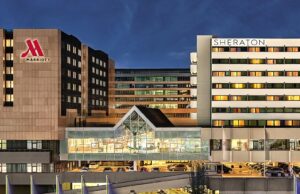 Direkte Hotel-Anbindung am Airport FRA Direkte Hotel-Anbindung: Frankfurt Marriott Airport Hotel und Sheraton Frankfurt Airport Hotel & Conference Center am frühen Abend