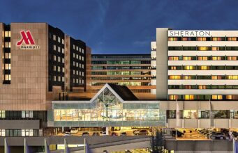 Direkte Hotel-Anbindung am Airport FRA Direkte Hotel-Anbindung: Frankfurt Marriott Airport Hotel und Sheraton Frankfurt Airport Hotel & Conference Center am frühen Abend