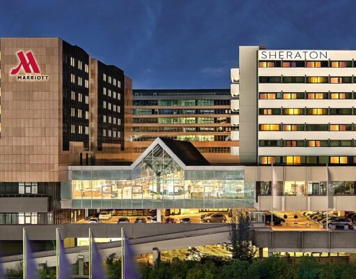Direkte Hotel-Anbindung am Airport FRA Direkte Hotel-Anbindung: Frankfurt Marriott Airport Hotel und Sheraton Frankfurt Airport Hotel & Conference Center am frühen Abend