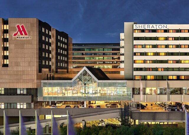 Frankfurt Marriott Airport Hotel und Sheraton Frankfurt Airport Hotel (c) Marriott International Direkte Hotel-Anbindung: Frankfurt Marriott Airport Hotel und Sheraton Frankfurt Airport Hotel & Conference Center am frühen Abend