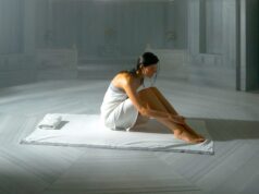 Türkei positioniert sich als Wellness-Reiseziel Wellness-Tourismus Türkei: Eine Frau sitzt in einem türkischen Dampfbad auf einer weißen Decken