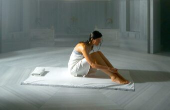 Türkei positioniert sich als Wellness-Reiseziel Wellness-Tourismus Türkei: Eine Frau sitzt in einem türkischen Dampfbad auf einer weißen Decken