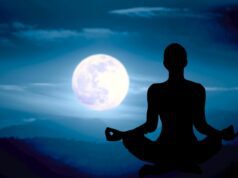 Reisetrends 2026: Mental Health als Renner Reisetrend 2026 und Mental Health: Eine Figur sitzt im Dunkeln und meditiert, blickt dabei auf den hellen Mond im Hintergrund