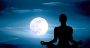 Reisetrends 2026: Mental Health als Renner Reisetrend 2026 und Mental Health: Eine Figur sitzt im Dunkeln und meditiert, blickt dabei auf den hellen Mond im Hintergrund