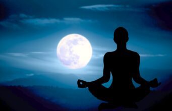 Reisetrends 2026: Mental Health als Renner Reisetrend 2026 und Mental Health: Eine Figur sitzt im Dunkeln und meditiert, blickt dabei auf den hellen Mond im Hintergrund