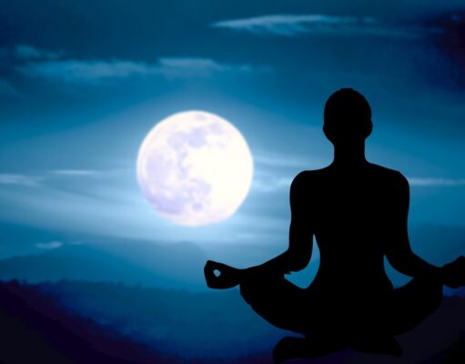 Reisetrends 2026: Mental Health als Renner Reisetrend 2026 und Mental Health: Eine Figur sitzt im Dunkeln und meditiert, blickt dabei auf den hellen Mond im Hintergrund