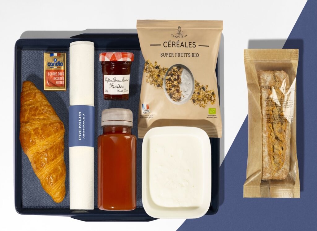 Nach dem Nachtflug wird ein aufmunterndes Frühstück mit Brot und Müsli serviert