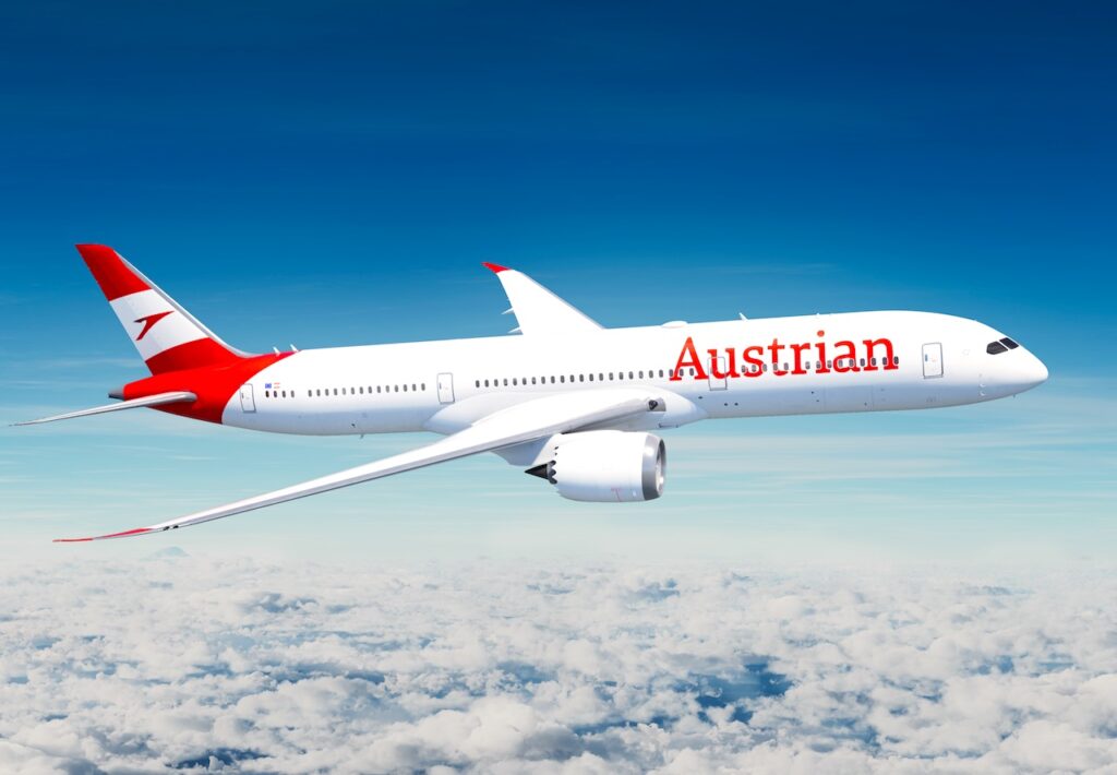 Ein Dreamliner von Austrian Airlines fliegt über den Wolken. Keine Angst: Die österreichische Fluggesellschaft ist mit Kerosin ausreichend versorgt (Bild: Dominik Berger-Severine)