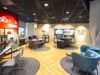 Dertour Reisebüro: Hybrid, digital und persönlich Dertour Reisebüro mit Sitzmöbeln, tischen und großem Firmenlogo