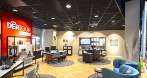 Dertour Reisebüro: Hybrid, digital und persönlich Dertour Reisebüro mit Sitzmöbeln, tischen und großem Firmenlogo