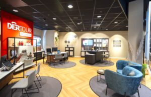 Dertour Reisebüro: Hybrid, digital und persönlich Dertour Reisebüro mit Sitzmöbeln, tischen und großem Firmenlogo