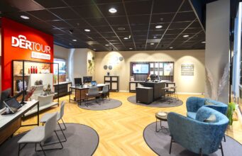Dertour Reisebüro: Hybrid, digital und persönlich Dertour Reisebüro mit Sitzmöbeln, tischen und großem Firmenlogo