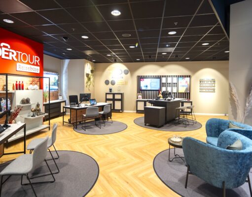 Dertour Reisebüro: Hybrid, digital und persönlich Dertour Reisebüro mit Sitzmöbeln, tischen und großem Firmenlogo