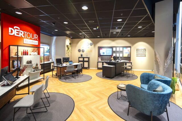 Dertour Reisebüro mit Sitzmöbeln, tischen und großem Firmenlogo