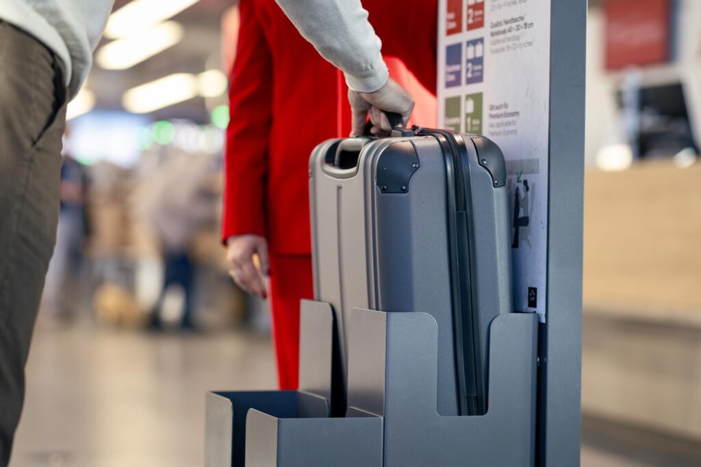Tarif ohne Handgepäck: Am Flughafen können Passagiere die Größe ihres Handgepäcks oder Koffers eruieren (Bilder: Austrian Airlines/Dominik Berger)