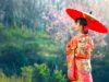 Einreise nach Japan mit neuen Bestimmungen Einreise nach Japan: Junge Frau mit Kimono und rotem Papiersonnenschirm