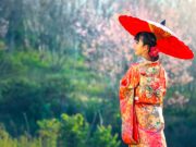 Einreise nach Japan mit neuen Bestimmungen Einreise nach Japan: Junge Frau mit Kimono und rotem Papiersonnenschirm