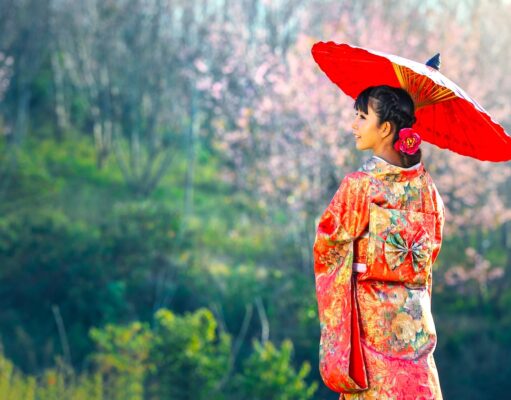 Einreise nach Japan: Neue Bestimmungen Einreise nach Japan: Junge Frau mit Kimono und rotem Papiersonnenschirm