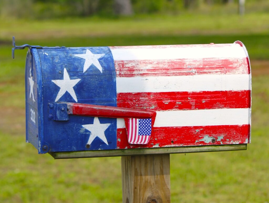 Amerikaner zeigen stolz ihre Verbundenheit zu den Vereinigten Staaten sogar am Briefkasten (Bild: Image by Suzi Wilson/ Pixabay)