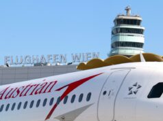 Es gibt genug Treibstoff für die Sommerflüge Es gibt genug Treibstoff für Sommerflüge: Maschine der Austrian Airlines auf dem Flugfeld mit Kontrollturm Flughafen Wien