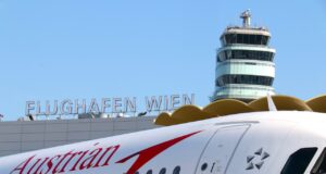 Es gibt genug Treibstoff für die Sommerflüge Es gibt genug Treibstoff für Sommerflüge: Maschine der Austrian Airlines auf dem Flugfeld mit Kontrollturm Flughafen Wien