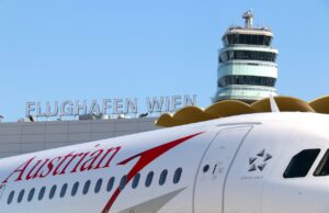 Es gibt genug Treibstoff für die Sommerflüge Es gibt genug Treibstoff für Sommerflüge: Maschine der Austrian Airlines auf dem Flugfeld mit Kontrollturm Flughafen Wien