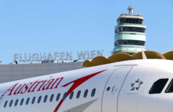 Es gibt genug Treibstoff für die Sommerflüge Es gibt genug Treibstoff für Sommerflüge: Maschine der Austrian Airlines auf dem Flugfeld mit Kontrollturm Flughafen Wien