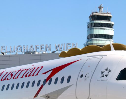 Es gibt genug Treibstoff für die Sommerflüge Es gibt genug Treibstoff für Sommerflüge: Maschine der Austrian Airlines auf dem Flugfeld mit Kontrollturm Flughafen Wien