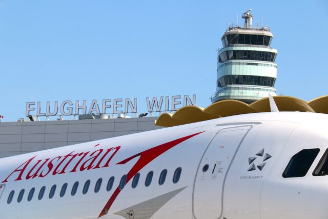 Es gibt genug Treibstoff für Austrian Airlines Es gibt genug Treibstoff für Sommerflüge: Maschine der Austrian Airlines auf dem Flugfeld mit Kontrollturm Flughafen Wien