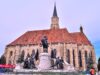 Mit AnimaWings nonstop von Wien nach Cluj Cluj AnimaWings nonstop von Wien erreichbar: Hauptkirche in der Altstadt von Cluj mit historischer Reiterstatue