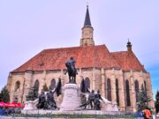 Mit AnimaWings nonstop von Wien nach Cluj Cluj AnimaWings nonstop von Wien erreichbar: Hauptkirche in der Altstadt von Cluj mit historischer Reiterstatue